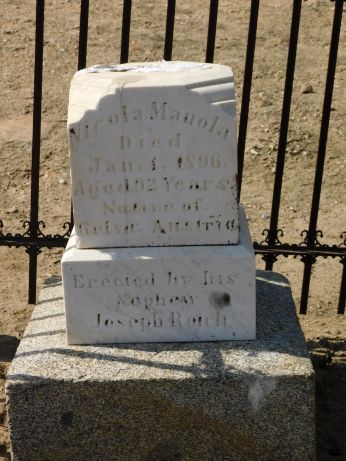 [Picture of Nicola Manola grave]